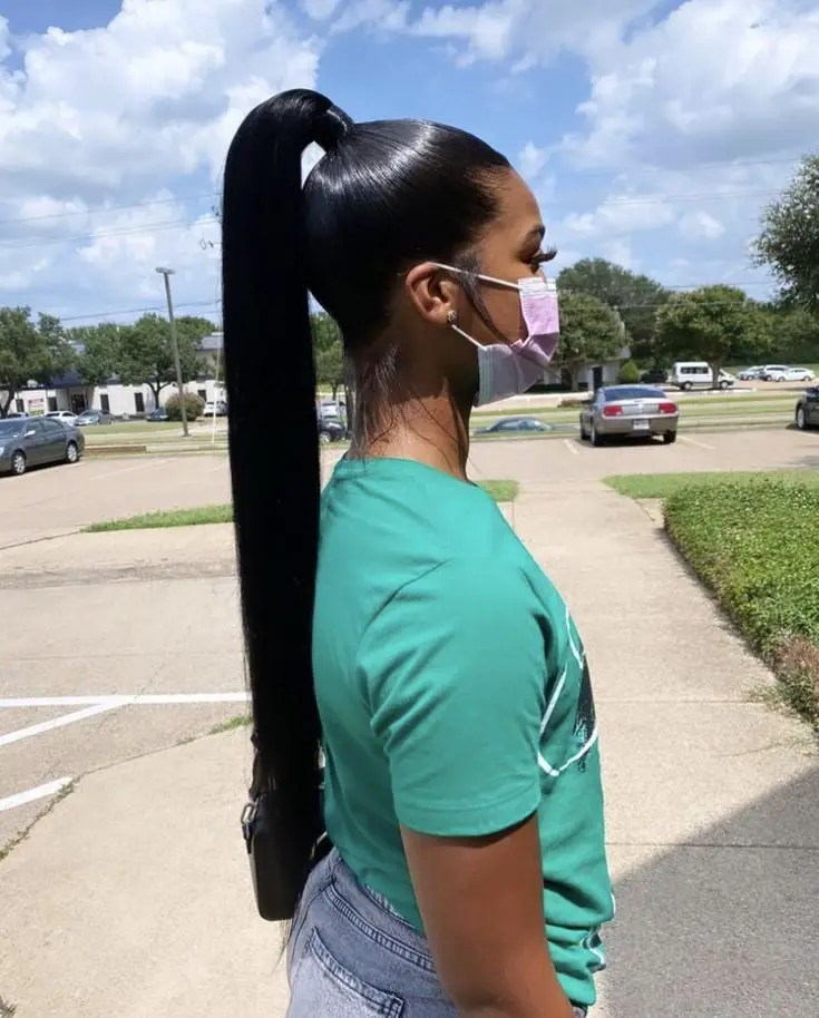 lady wearing long weaves ponytail