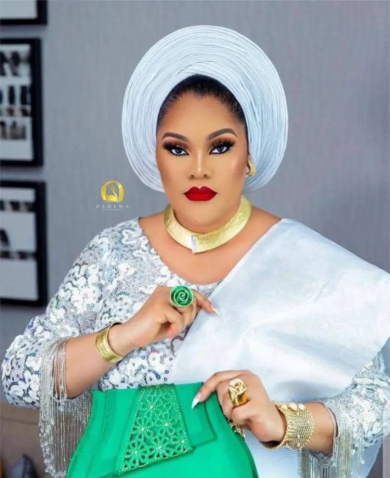 lady wearing white gele
