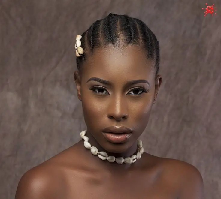 lady wearing didi hairstyle