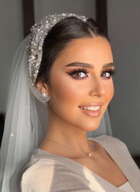 beautiful bride makeup for her white wedding