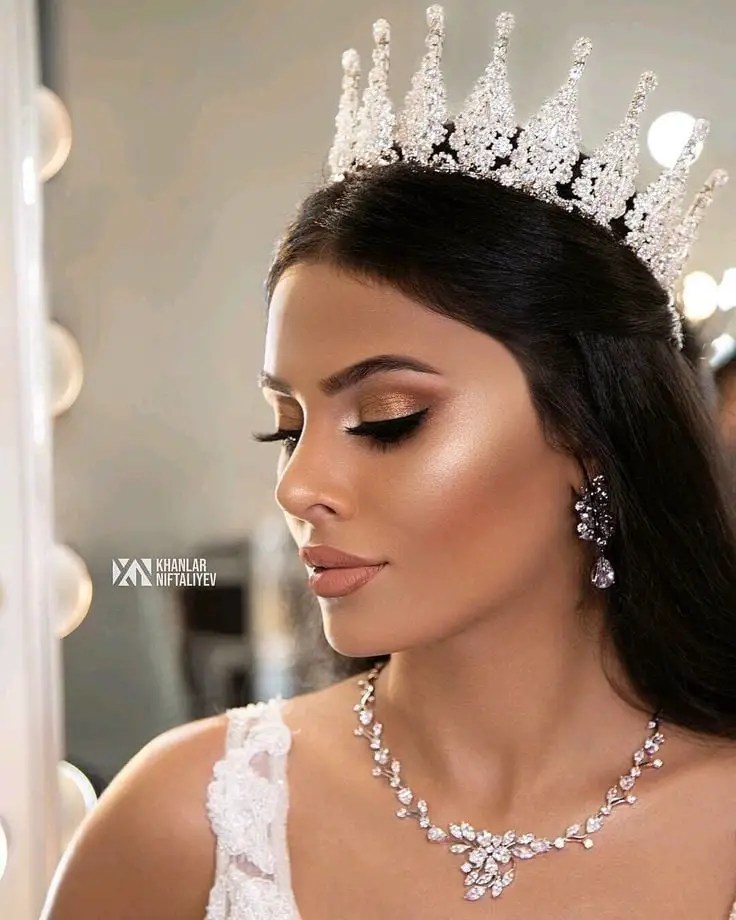 pretty bride makeup with crown