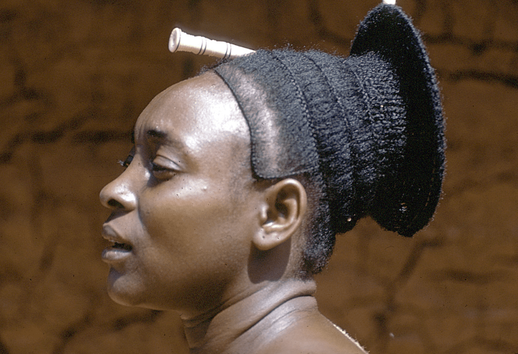 African lady wearing edamburu hairstyle