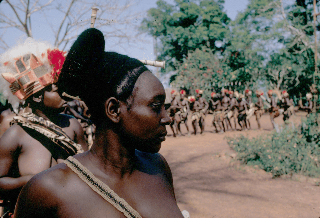 lady wearing the edamburu hairstyle outdoor