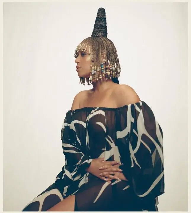 Beyoncé posing with her Zulu top knot