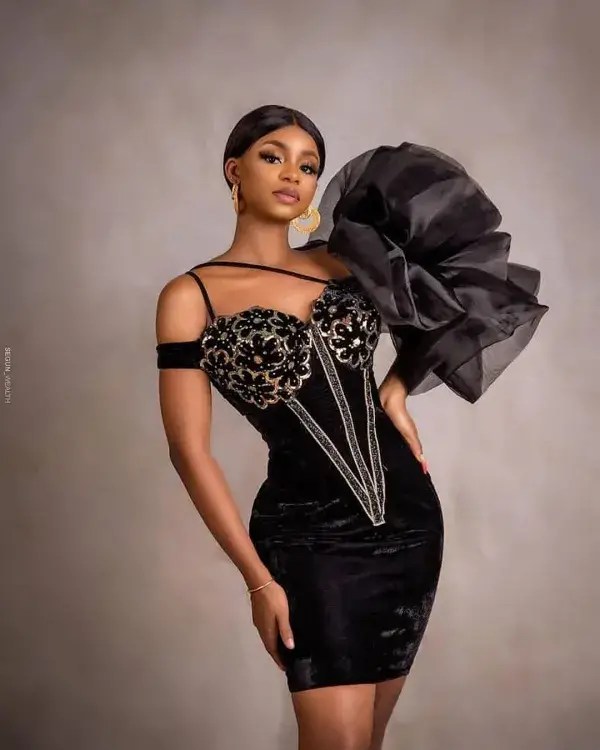 lady wearing black dress
