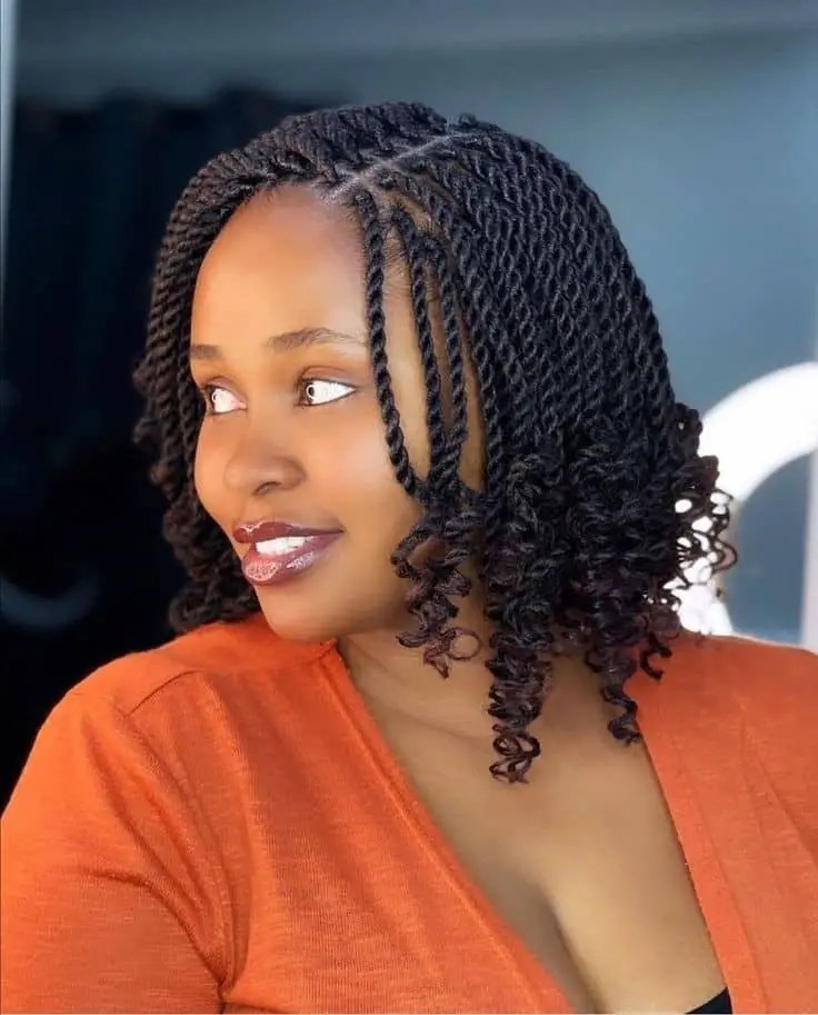 Woman wearing a short Senegalese braid