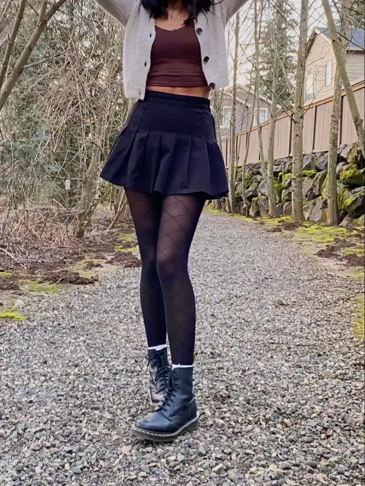 lady wearing leggings under mini flared skirt