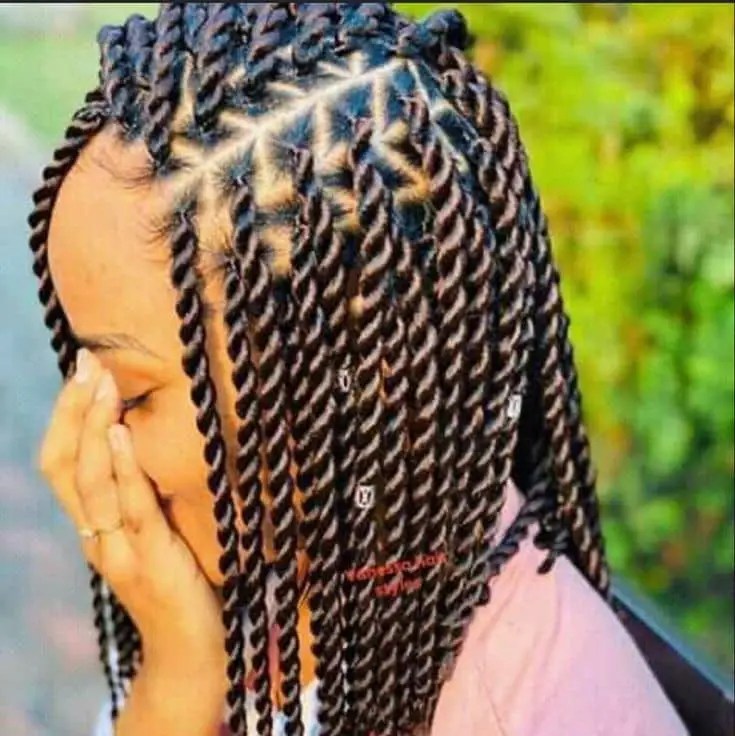 Woman wearing a medium Senegalese twist
