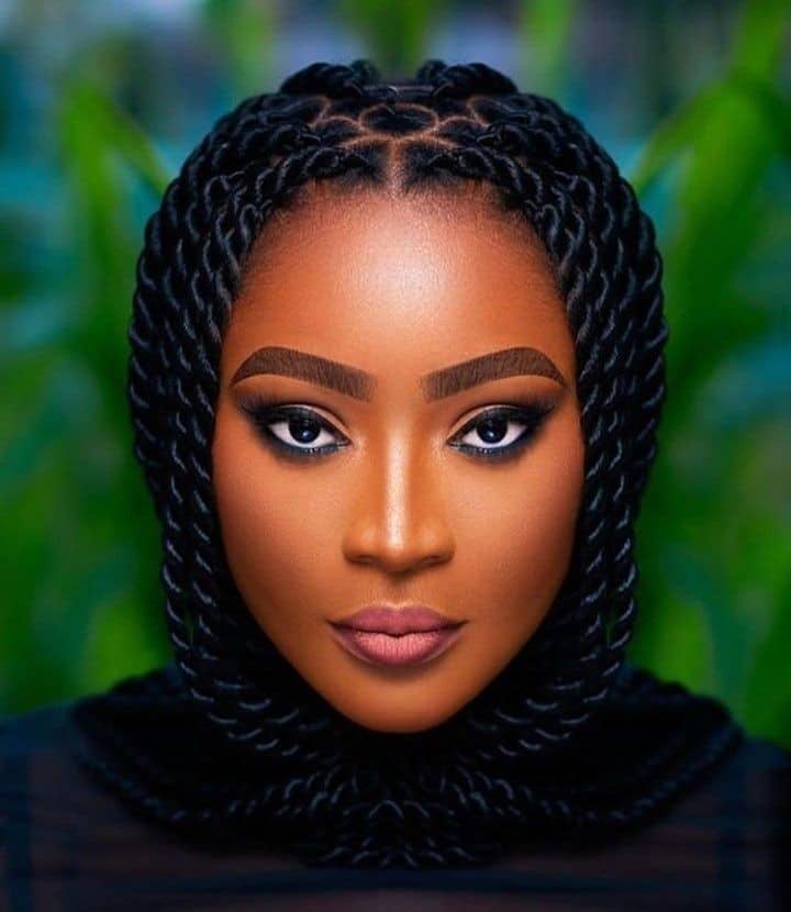 Pretty woman wearing a short Senegalese twist