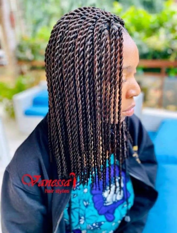 lady wearing shoulder height Senegalese twists