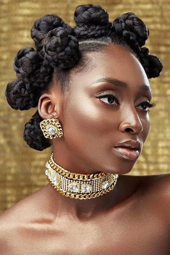 Ebony woman wearing a bunty knot