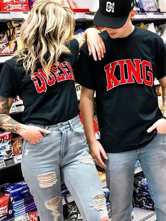 In the couple's outfit for Valentine's Day, the couple wear black t-shirts with the queen and king engraved in red ink.