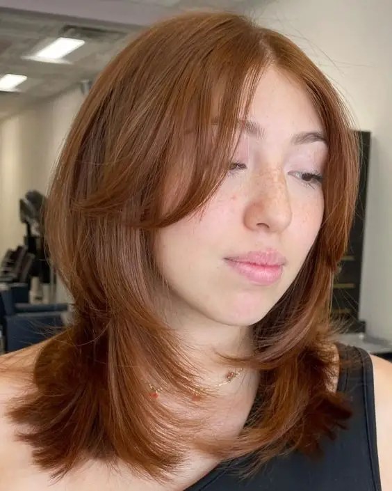 Caucasian woman with faint layered hairstyle