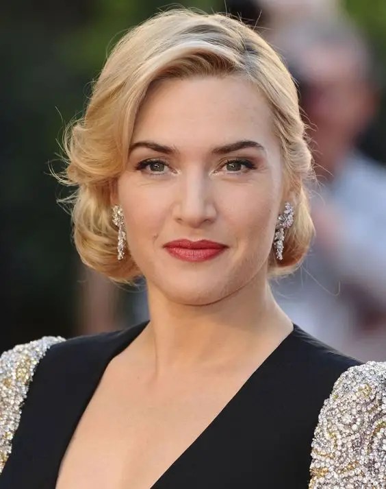 Kate Hudson goes retro with this blonde look.