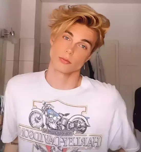 Man with straight zoomer perm