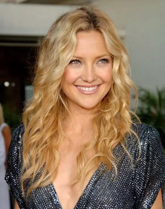 Kate Hudson shows why she's one of Hollywood's hottest blondes with this look.