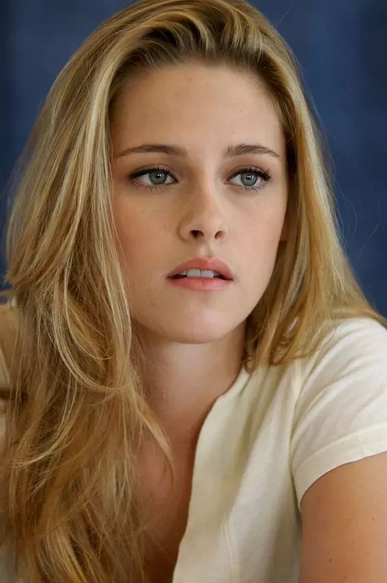 Kristen Stewart is one of the hottest blondes right now as she rocks this beautiful wavy look in close range shots