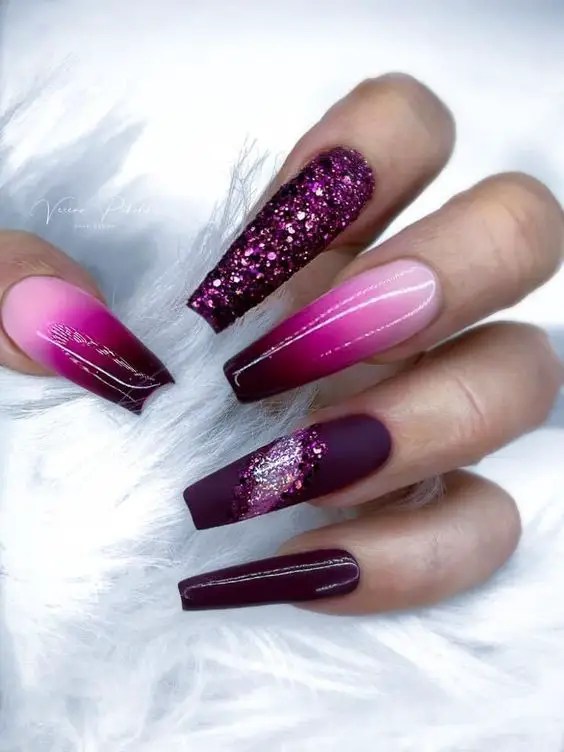 Nail Designs 2023: Purple nails with glitter never go out of fashion