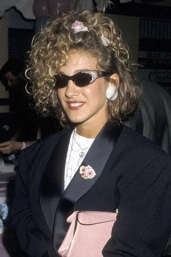 This fluttering curly hairstyle was one of the 80s trends at the time.
