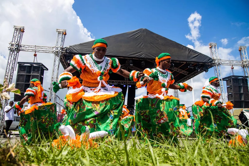 Beautiful Ibibio dancers thrill crowds at Uyo Fashion Week