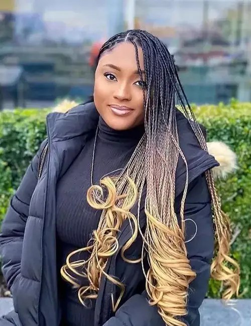 Woman rocks beautiful knotless braids with blonde highlights