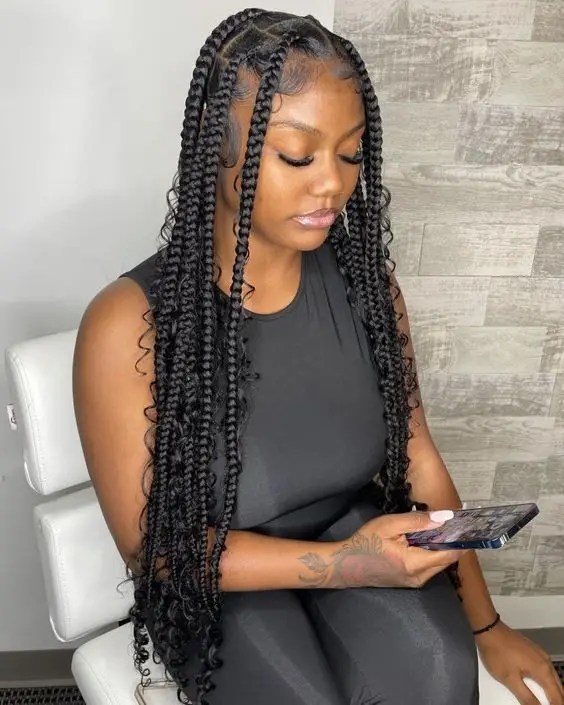 Woman shows off gorgeous bohemian knotless braids
