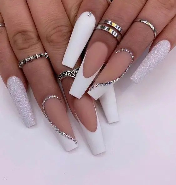 Nail design 2023: beautiful striped nails with elegant hands.