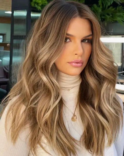 A pretty woman rocking the perfect combination of blonde hair and honey tones.