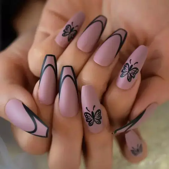 This nail art comes with a beautiful ʙuттerfly design.