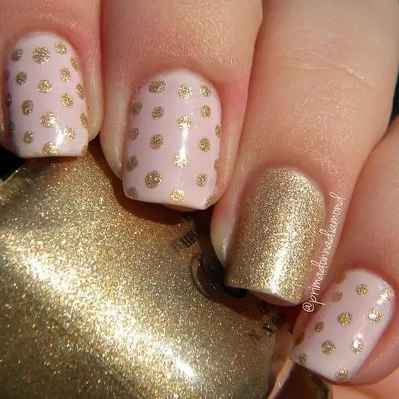 A beautiful pin base and gold glitter nails are one of the cute nail designs to try this season.