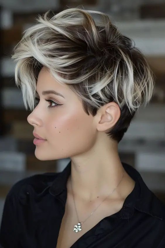 32 ideias impressionantes para elevar seu visual 23 penteado duende com mechas loiras