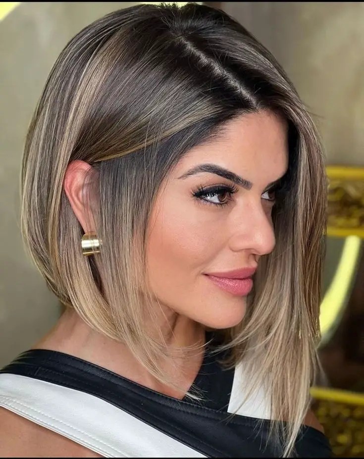 Tudo o que você precisa saber sobre esse estilo clássico – Revista Svelte 32 uma senhora linda loira com corte de cabelo bob assimétrico