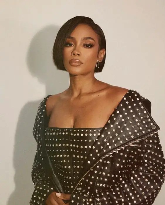Tudo o que você precisa saber sobre esse estilo clássico – Revista Svelte 36 senhora bonita usando um corte de cabelo bob sem corte