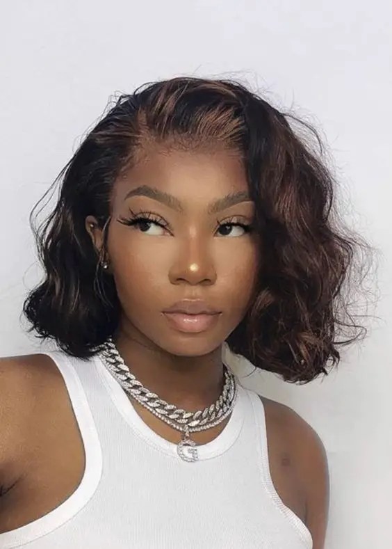 Tudo o que você precisa saber sobre esse estilo clássico – Revista Svelte 25 garota negra com penteado ondulado