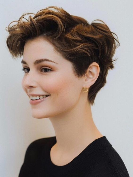 32 ideias impressionantes para elevar seu visual 18 uma senhora sorrindo e mostrando seu corte de cabelo