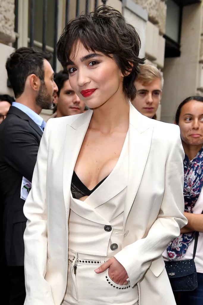 32 ideias impressionantes para elevar seu visual 19 Rowan Blanchard usando um longo corte de cabelo pixie