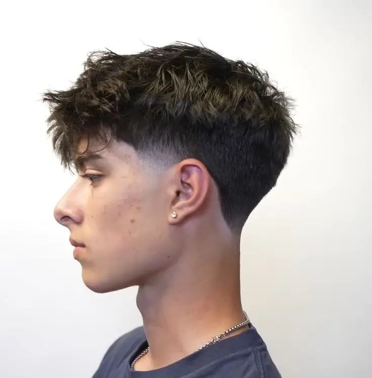 O corte de cabelo estiloso para cada formato de rosto 5 Vista lateral de um cara usando o penteado icônico