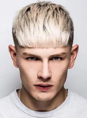 O corte de cabelo estiloso para cada formato de rosto 25 Vista completa de um cara exibindo sua franja romba e cônica