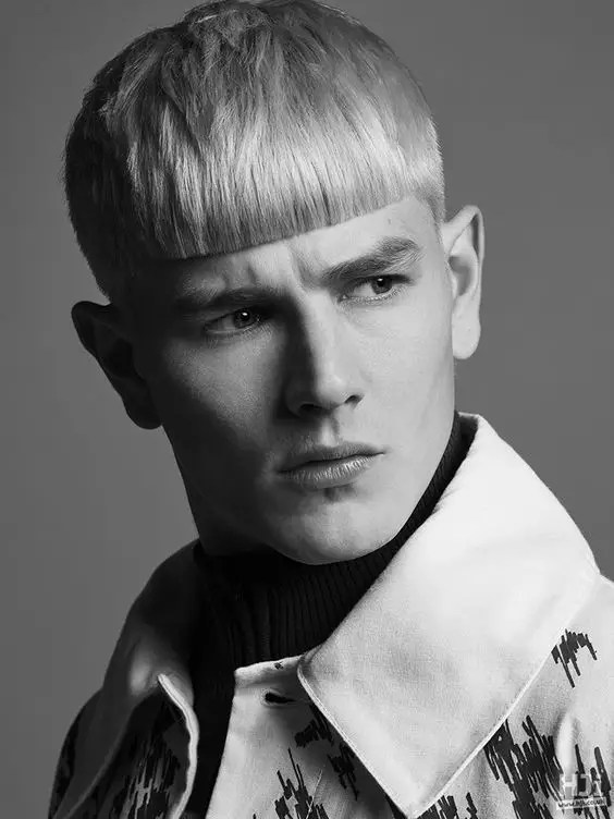 O corte de cabelo estiloso para cada formato de rosto 7 Foto de um homem usando franja romba