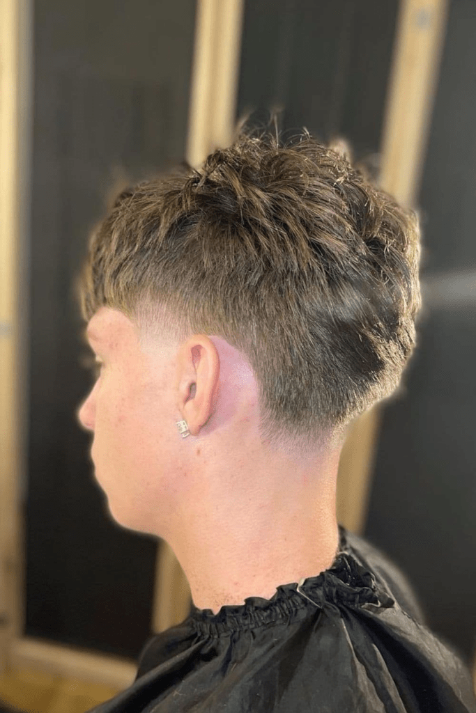 O corte de cabelo estiloso para cada formato de rosto 20 Vista lateral de um homem usando o penteado icônico