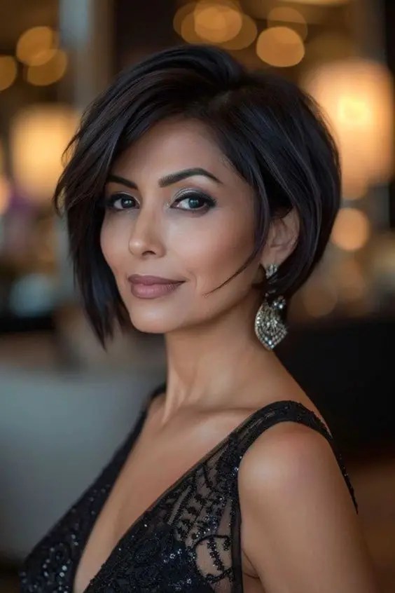 Tudo o que você precisa saber sobre esse estilo clássico – Revista Svelte 3 uma senhora usando um lindo penteado bob