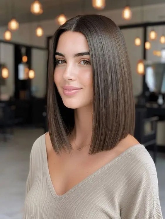 Tudo o que você precisa saber sobre esse estilo clássico – Revista Svelte 6 menina bonita balançando um lob
