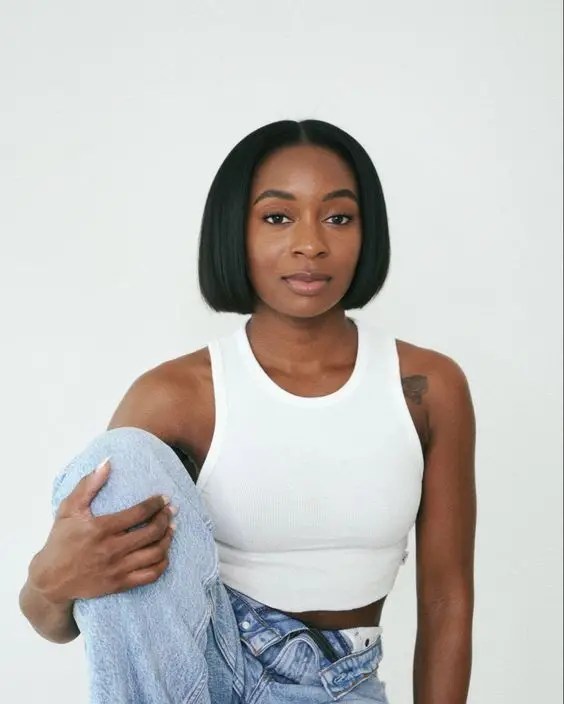 Tudo o que você precisa saber sobre esse estilo clássico – Revista Svelte 7 linda senhora negra balançando um short bob