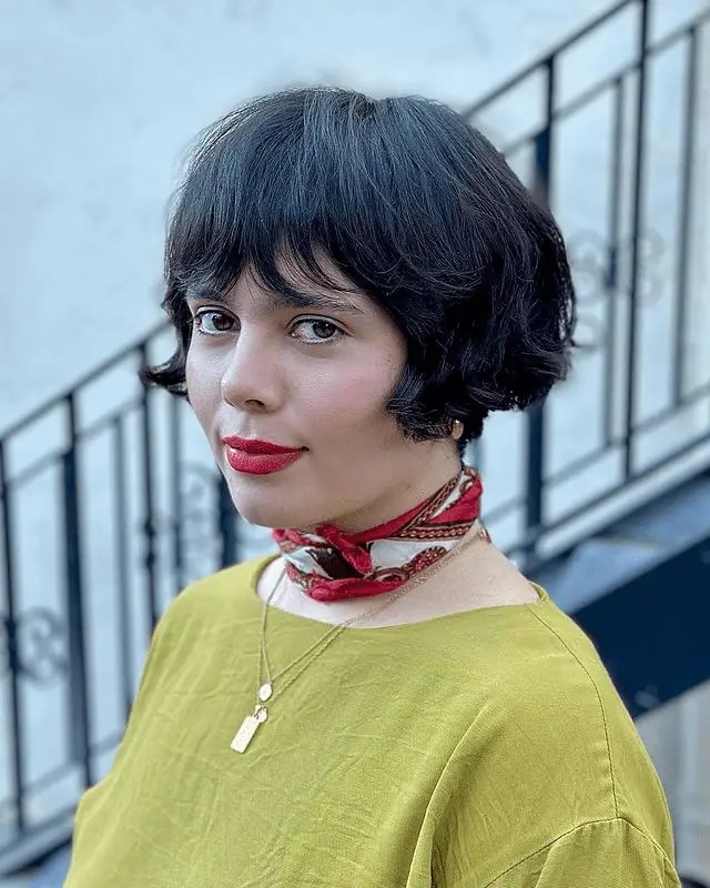 Tudo o que você precisa saber sobre esse estilo clássico – Revista Svelte 11 uma senhora usando um penteado curto ondulado