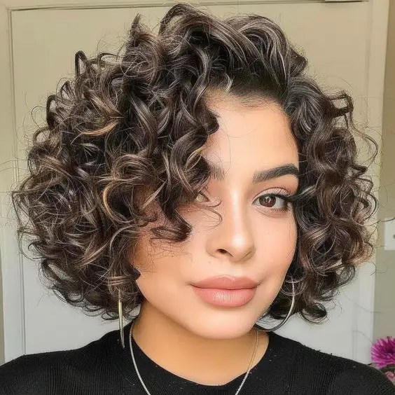 Tudo o que você precisa saber sobre esse estilo clássico – Revista Svelte 15 lindo penteado curto cacheado