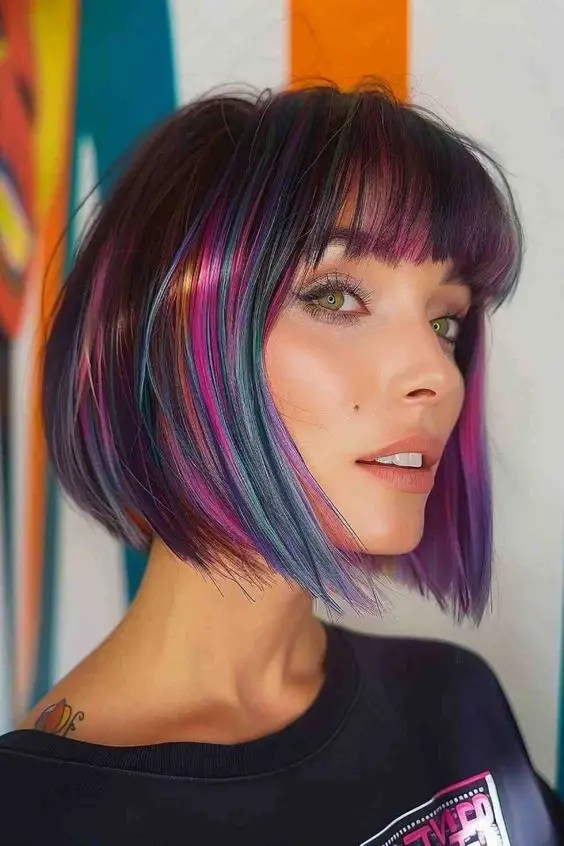 Tudo o que você precisa saber sobre esse estilo clássico – Revista Svelte 17 penteado curto multicolorido com franja