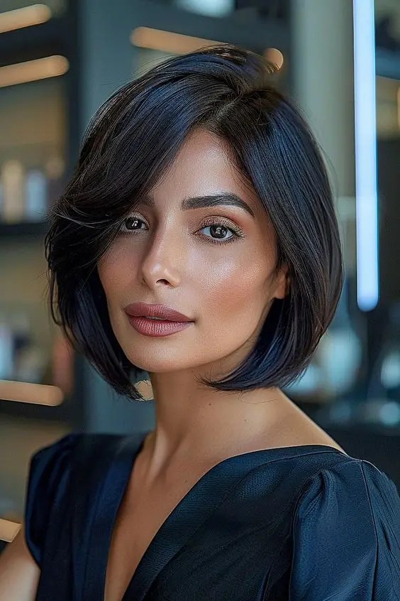 Tudo o que você precisa saber sobre esse estilo clássico – Revista Svelte 19 senhora bonita usando um penteado preto curto