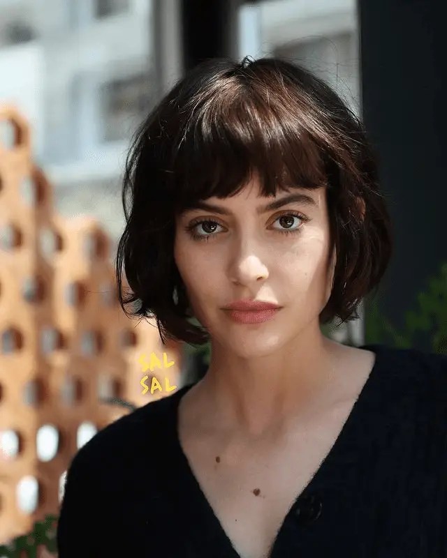 Tudo o que você precisa saber sobre esse estilo clássico – Revista Svelte 30 uma senhora olhando para a câmera e mostrando seu corte de cabelo