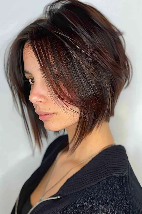 28 ideias arrebatadoras para um novo visual – Svelte Magazine 16 perfil lateral de uma senhora usando um bob em camadas invertidas