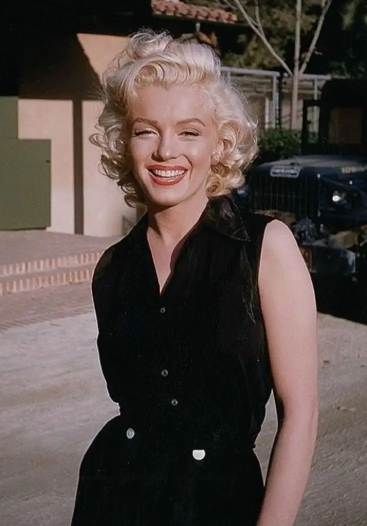 28 ideias arrebatadoras para um novo visual – Svelte Magazine 7 Uma foto de Marilyn Monroe em um vestido preto